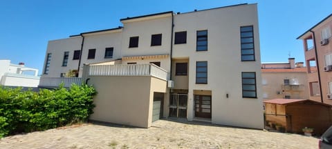 Property building, Neighbourhood