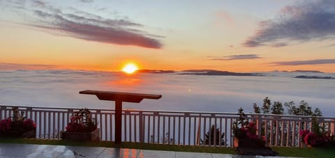 Balcony/Terrace, On site, Lake view, Sunrise