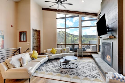 TV and multimedia, Living room, Seating area, Evening entertainment, Mountain view, fireplace, flat iron, elevator