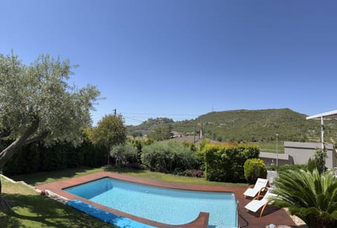 Garden, View (from property/room), Swimming pool