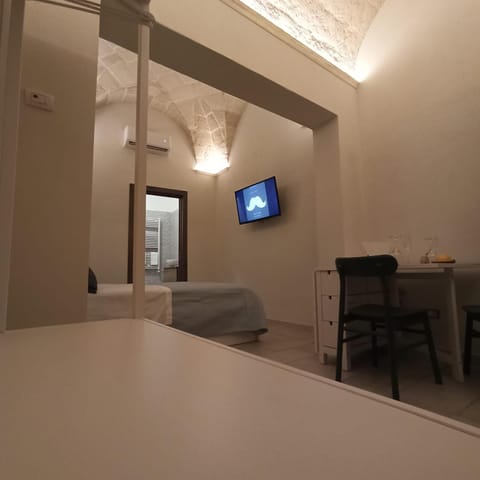 Bed, TV and multimedia, Photo of the whole room, Seating area, Dining area, Bedroom