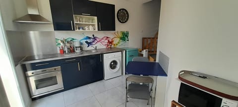 Kitchen or kitchenette, Dining area, minibar, pet friendly