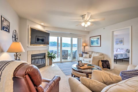 Breezy Lakefront Condo with Balcony and Lake View! Apartment in Lake of the Ozarks