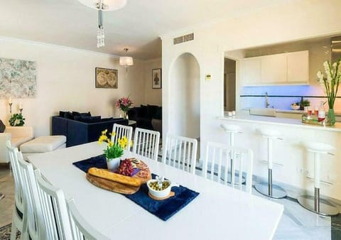 ✰ Luxurious 5 Bedroom PENTHOUSE. Sea Views. Hot Tub. BBQ. Golden Mile Condo in Marbella