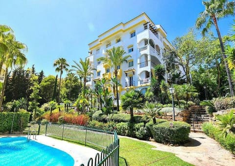 ✰ Luxurious 5 Bedroom PENTHOUSE. Sea Views. Hot Tub. BBQ. Golden Mile Condo in Marbella