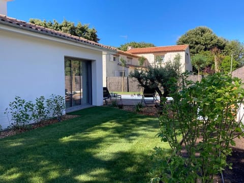 Villa- Vaux sur mer -200 m plage Nauzan - Piscine Villa in Vaux-sur-Mer