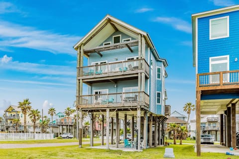 8-Mile Beachfront House in Galveston Island