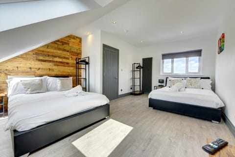 The Cedars Luxury accommodation Fantastic location 15 minutes from Gatwick 13 minutes to London bridge Apartment in Croydon