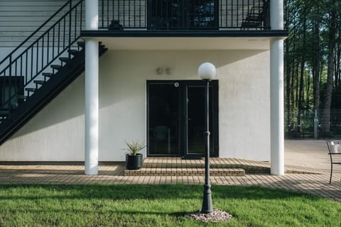 Property building, Facade/entrance, Day, Balcony/Terrace