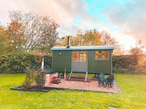 Old King William Shepherd Huts and Private Hot Tubs in North Norfolk Apartment in North Norfolk District