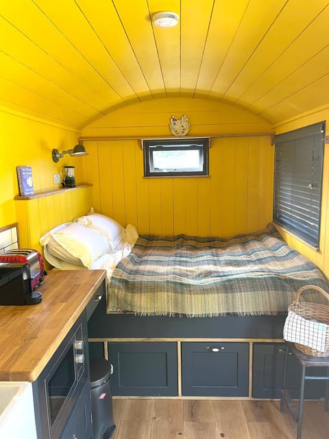 Old King William Shepherd Huts and Private Hot Tubs in North Norfolk Apartment in North Norfolk District