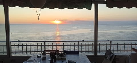 SUNSET ROOM AT FRONT BEACH - HABITACION EN LA PLAYA Piso privado Vacation rental in Safor