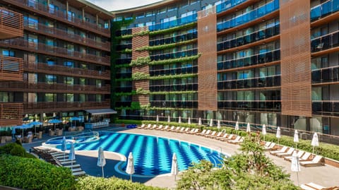 Property building, Day, Pool view, Swimming pool, sunbed