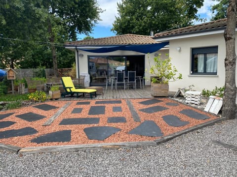 Property building, Patio, Day, Garden, Garden view, sunbed