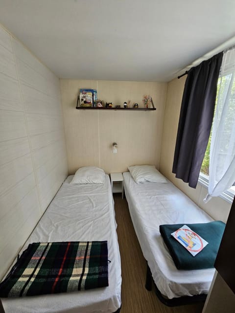 Mobile-home hyeres var climatisé dans camping avec piscine jusqu'à 6 personnes Apartment in Hyères