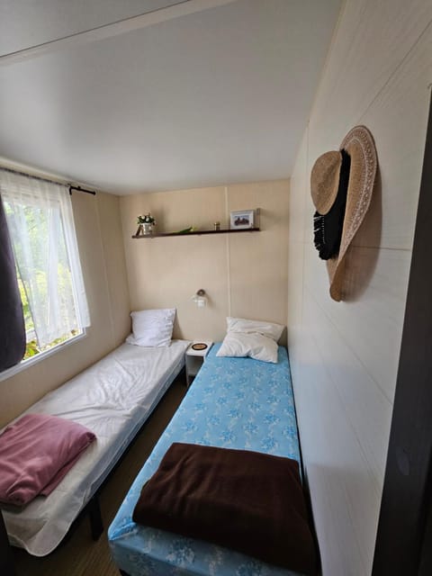 Mobile-home hyeres var climatisé dans camping avec piscine jusqu'à 6 personnes Apartment in Hyères