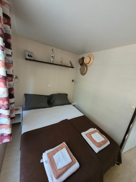 Mobile-home hyeres var climatisé dans camping avec piscine jusqu'à 6 personnes Apartment in Hyères