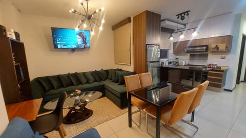 Lujoso Apartamento Nuevo, cerca de todo, moderno 100% amoblado con Netflix, Parqueo gratuito y WIFI. LUXURY Apartment in Santa Cruz de la Sierra