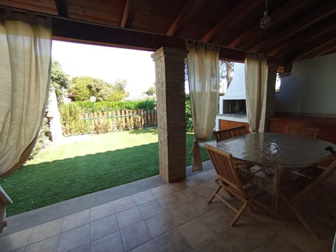 Patio, Day, Dining area