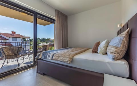 Bed, Balcony/Terrace, Seating area, Bedroom, Pool view