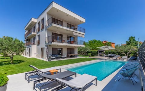 Property building, Day, Balcony/Terrace, Swimming pool, sunbed