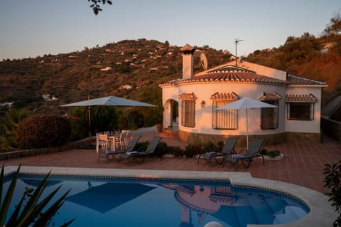 Property building, Balcony/Terrace, Pool view, Sunset