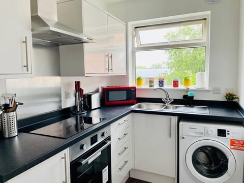 Spacious and Bright 2 Bedroom Apartment, Sleeps 6, 1st Floor with Free Parking, Business and Leisure by Jesswood Properties Eigentumswohnung in Hinckley