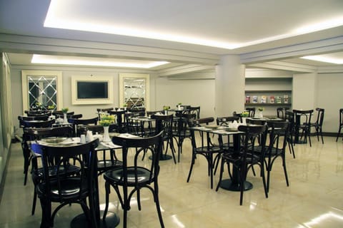 Restaurant/places to eat, Banquet/Function facilities, Seating area, Food, Breakfast, Buffet breakfast