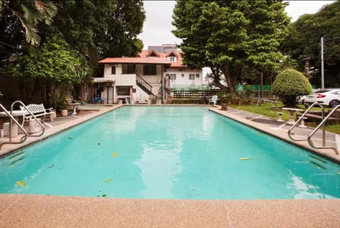 Casa Heradurra Uno/Dos Haus in Quezon City
