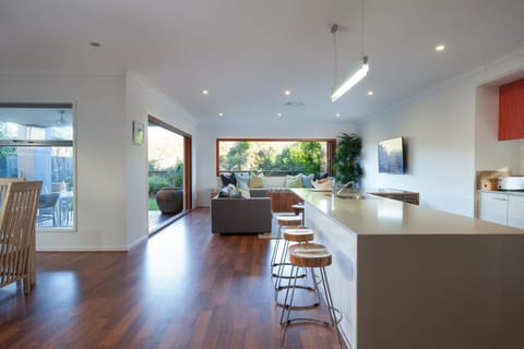 Kitchen or kitchenette, Seating area