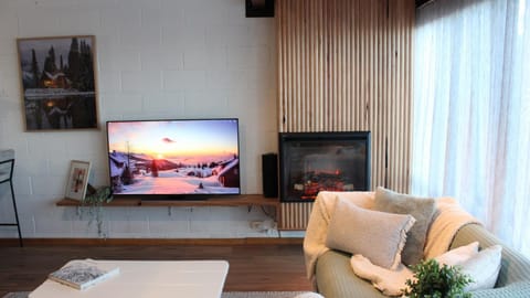 TV and multimedia, Seating area, flat iron