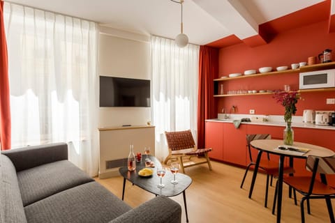 TV and multimedia, Coffee/tea facilities, Kitchen or kitchenette, Living room, Dining area