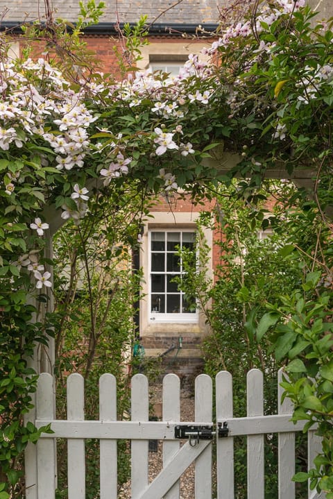 Coastal Cottage: Charming three bedroom cottage with private garden House in Ramsgate