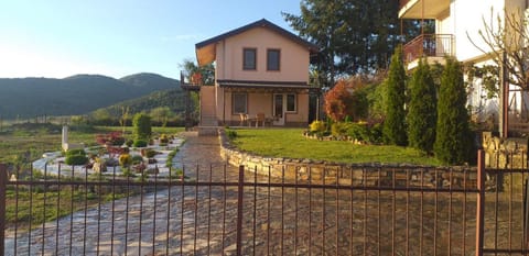 Property building, Day, Natural landscape, Garden, Mountain view