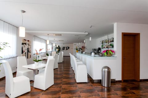 Living room, Lounge or bar, Drinks, Alcoholic drinks, Non alcoholic drinks