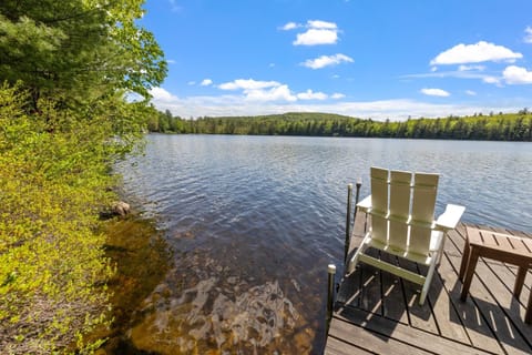 Shaws Pond Lakefront Retreat! Casa in New Durham