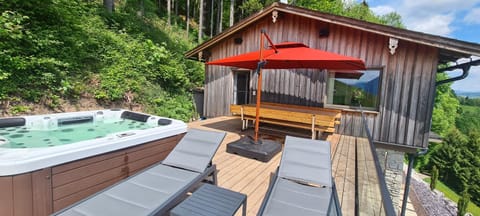 Ruhige Bergvilla in Alleinlage am Mondsee mit Seeblick Bergblick und Whirlpool House in Mondsee