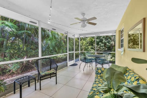 Beautiful Naples Park Cottage -Only 1 Mile to Vanderbilt Beach North House in Naples Park