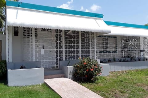 Casa Del Sol-Unit A Casa in Bayamon