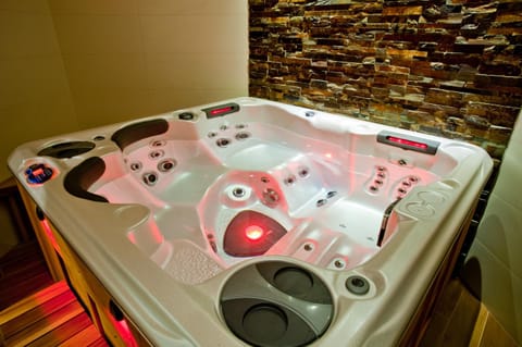 Hot Tub, Massage, Sauna, Steam room, Spa and wellness centre/facilities