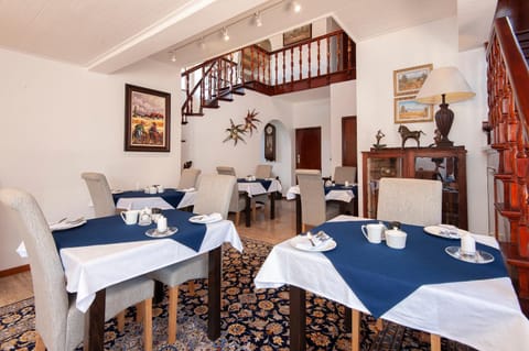 Villa Venusta Luxury Guesthouse - Solar Power Bed and Breakfast in Hermanus