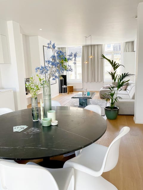 Property building, Living room, Seating area, Dining area, Food, Dinner, kitchen
