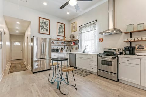 Renovated Historic 4BR House Near Magazine St & Uptown Apartment in New Orleans