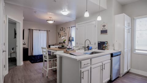 Downtown, KING Bed, Fast WiFi! Condo in Salt Lake City
