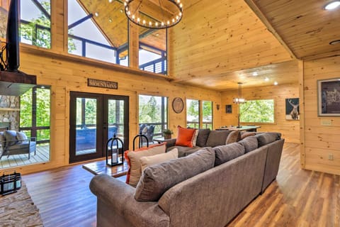 Riverfront Blue Ridge Escape with Scenic Views! House in Georgia