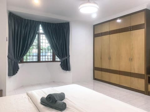 Private Bathroom in King Room Bukit Mertajam Alma Impian Bed and Breakfast in Penang