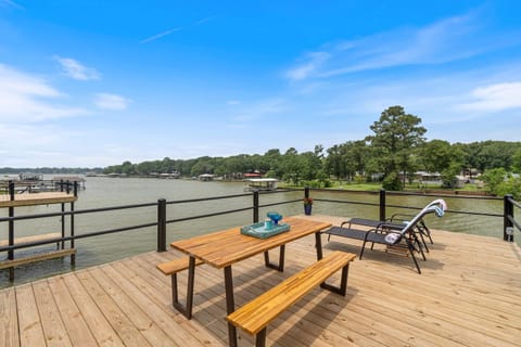 The Benjamin I - 2022 Built Luxury Retreat with Backyard Paradise with Hot Tub Outdoor Movie Screen Dock & Boat Rental House in Gun Barrel City