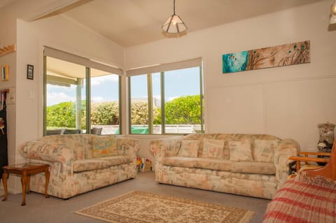 Surf Beach Views - Whangamata Holiday Home House in Whangamatā