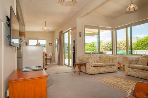 Surf Beach Views - Whangamata Holiday Home House in Whangamatā