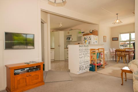 Surf Beach Views - Whangamata Holiday Home House in Whangamatā